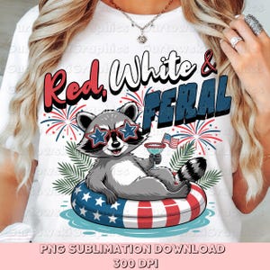 Könnte beinhalten: Weißes T-Shirt mit einem Waschbären, der eine Sonnenbrille in Sternform trägt und auf einem Schwimmreifen schwimmt. Das Shirt hat den Text "Red, White & Feral" mit Feuerwerk und einer amerikanischen Flagge. PNG-Sublimations-Download.