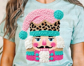 Peut inclure: T-shirt bleu clair avec un motif de casse-noisette coloré et détaillé. Le casse-noisette a un chapeau rose avec une bande léopard, un bord turquoise et un corps rose et turquoise. Le texte "PNG SUBLIMATION DOWNLOAD 300 DPI" est en bas.