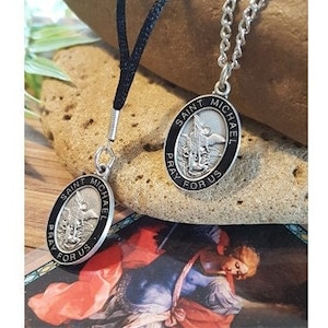 St. Michael Halskette, Schwarze Heilige Medaille für Männer, Erwachsene Schutzpatron Heilige Medaille, Schwarzer Kettenanhänger, Erzengel Schmuck, Engel für Schutz