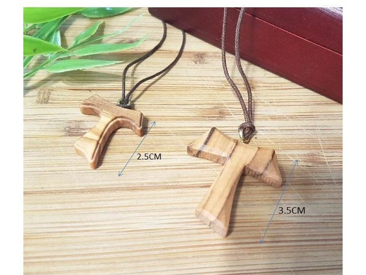 Bijou pendentif Croix de Tau en bois d'olivier Réf 8017