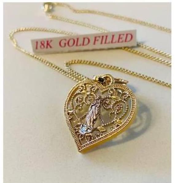 Collana Con Iniziale A Cuore E Croce | Set Di Due Collane Sovrapponibili Per Donna | Gioielli Placcati Oro 18K - copertina