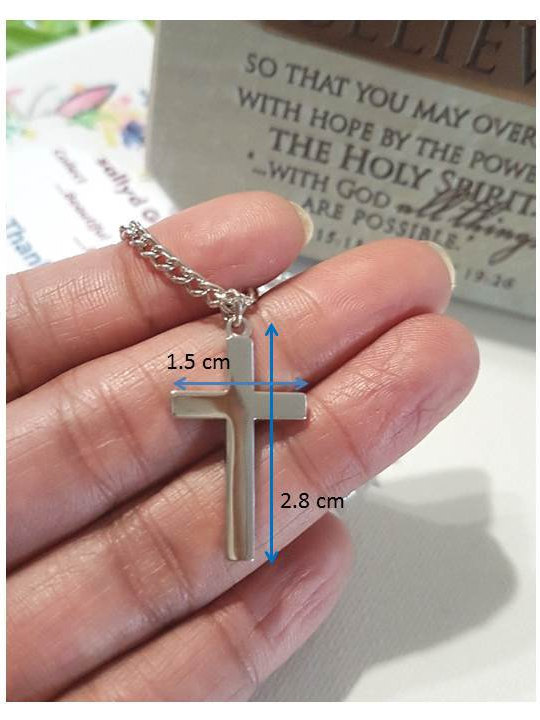 Puede incluir: Collar con colgante de cruz de plata con cadena. La cruz mide 1,5 cm de ancho y 2,8 cm de largo.