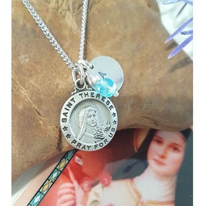 Collar de Santa Teresita con tarjeta/Colgante personalizado de Santa Teresita de Lisieux/Medalla de piedra de nacimiento de santa católica/Regalos de confirmación y comunión