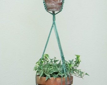 Beautifu doble Macrame planta / colgador de olla para 2 macetas de tamaño mediano a pequeño - uso en interiores o al aire libre