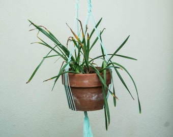 Hermosa planta de Macrame / colgador de la olla para la olla de tamaño mediano a grande - uso interior o al aire libre