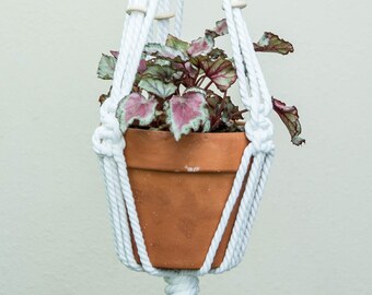 Hermosa planta de Macrame / colgador de la olla para la olla de tamaño mediano a grande - uso interior o al aire libre