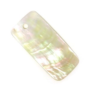 Pärlemorhänge med gyllene läppsnäcka - 55 mm x 25 mm - Rektangel - 4 mm hål (#21)