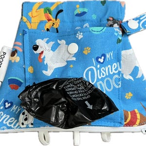 Soporte para bolsas de excrementos de perro hecho a mano de Disney Dog: dispensador de bolsas para desechos de mascotas reutilizable, elegante y ecológico para pasear perros / lindos accesorios para perros