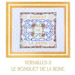 Könnte beinhalten: Eine gerahmte Stickerei, die eine Karte des Königlichen Gartens in Versailles zeigt. Die Stickerei ist in Blautönen, Grün- und Rosatönen gehalten, mit dem Text "BOSQUET DE LA REINE" in Gelb.