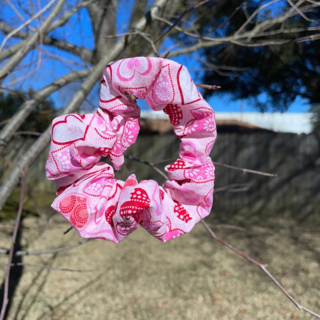 SCRUNCHIE A HEART THAT FLUTTERS main image 1