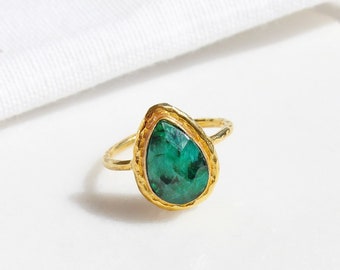 14K Gold Plated Teardrop Raw Emerald Ring, Natural Green Solitaire Stone Ring, Hammered Sterling Silver Stacking Ring, May Birthstone Ring