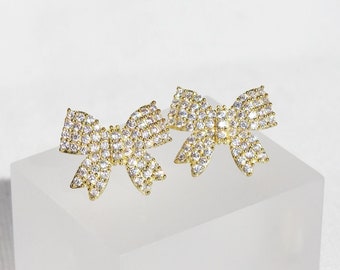 Pendientes de lazo de cinta chapados en oro de 14 quilates: tachuelas de plata de ley con engaste pavé de circonitas cúbicas.