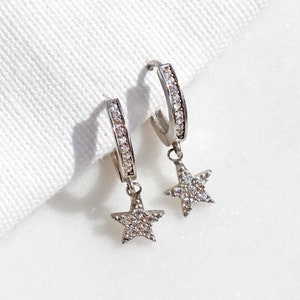 Sterling Silver Star Charm Huggie Hoop Earrings, Celestial Starburst Dangle Drop Oorbellen, Poolster stapelen oorbellen, minimalistische sieraden