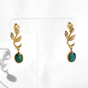 14K Vergoldete Smaragdblatt-Ohrringe: Roher Grüner Edelstein, Sterlingsilber-Olivenzweig-Design