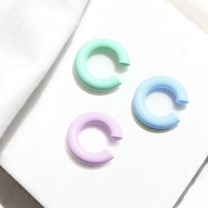 Pendientes tipo brazalete grueso en color pastel de plata de ley, pendientes tipo brazalete morado, rosa y menta, pendientes gruesos envolventes, pendientes para cartílago sin perforación en azul bebé