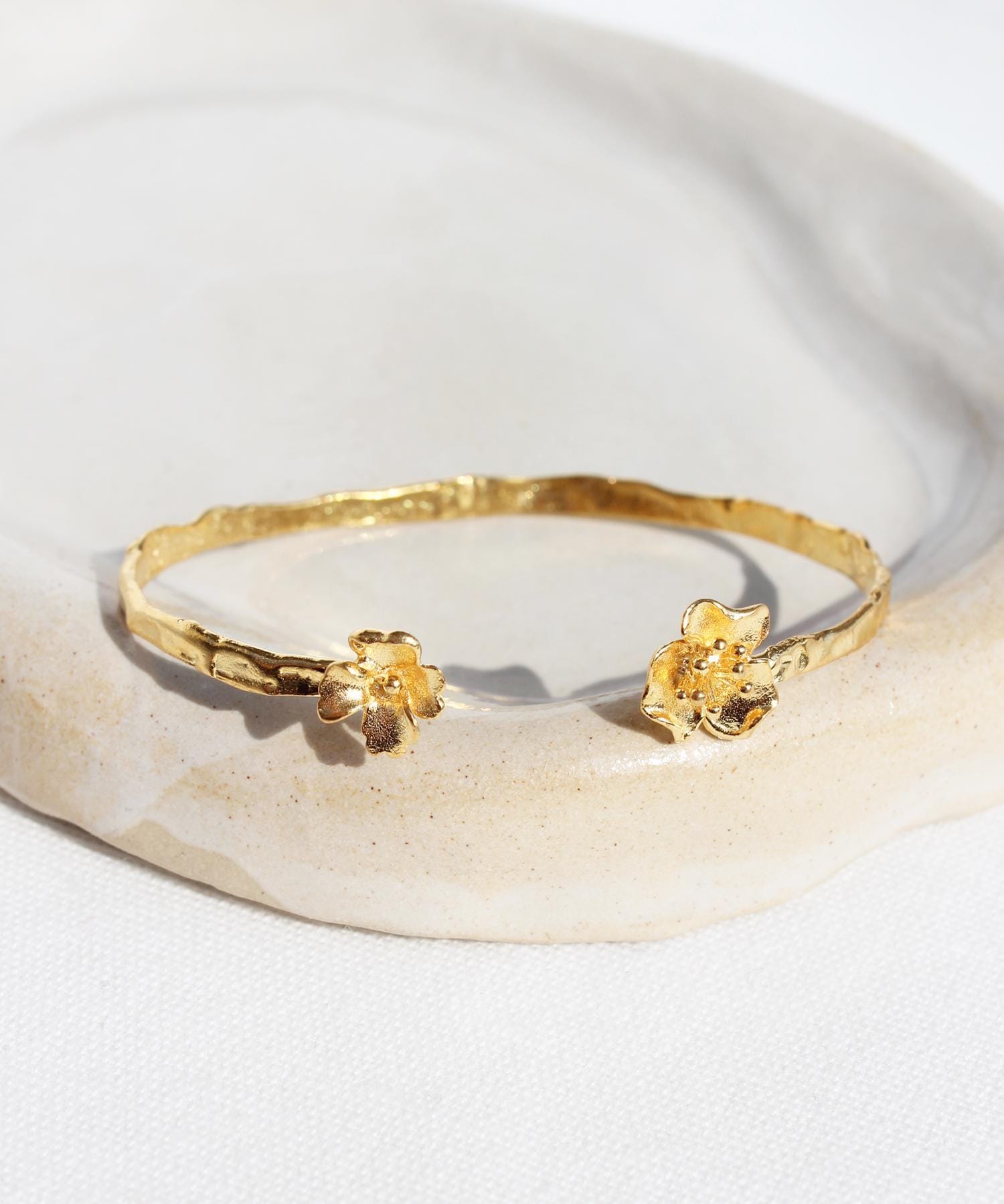 14Kゴールドメッキフラワーカフブレスレット：スターリングシルバー