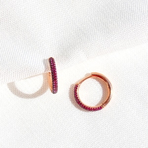 Orecchini a cerchio placcati in oro 14 carati: piccoli cerchi in argento sterling, zirconi cubici rosa rubino