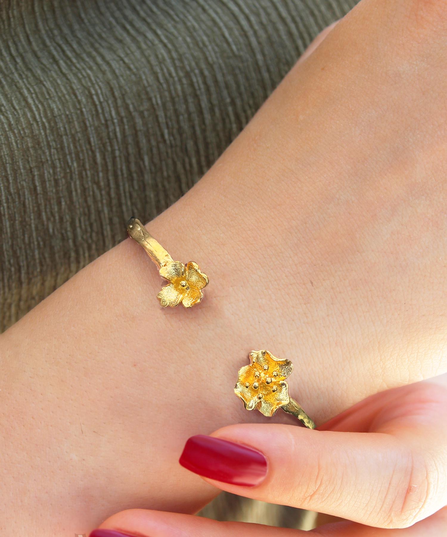 14Kゴールドメッキフラワーカフブレスレット：スターリングシルバー