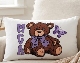 Funda de almohada lumbar y relleno con diseño de mariposas de la Academia Mount Carmel (MCA).