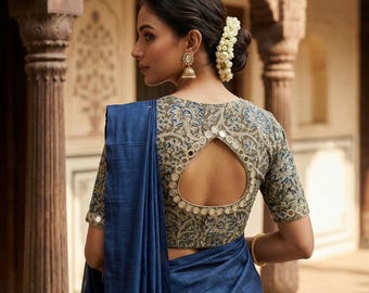Blusa de sari confeccionada en color verde con bordado a mano de espejos en el cuello y las mangas, estilo princesa.