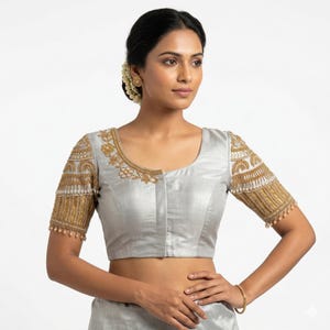 Plata brillante: Blusa de sari de seda con bordado Aari a mano / EE. UU., corte princesa