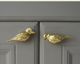 Solid brass Kingfisher cabinet Pull/Gold bird shaped door handle/Detailed bird design drawer pull/Unique brass furniture hardware/door knob