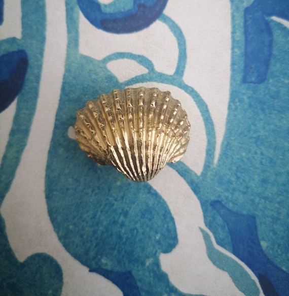 Solid brass realistic sea shell drawer handle/Gold clam shell cabinet handle/seaside themed door knob/beach decor/gold furniture hardware