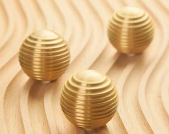 Round gold beehive shaped cabinet pull/Round brass ridged drawer knob/Round brass door handle for furniture renovation/Gold brass hardware