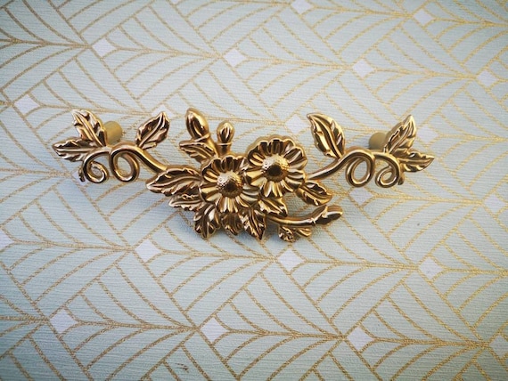 Gold brass trailing vine leaves and flowers cabinet pull/Gold floral design drawer handle/Brass leaf and flower door handle/Vine leaf handle