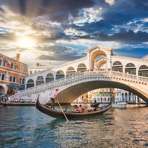 1,000 Piece Jigsaw Puzzle For Adults : traditional gondola near world famous canal grande rialto bridge Pz 055
