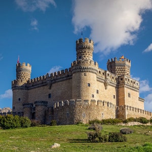 1,000 Piece Jigsaw Puzzle For Adults : castle mendoza seen from garden Pz 059