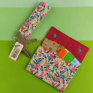 Kartenetui mit Blumenmuster und Schlüsselanhänger-Armband im Set. Damenbrieftasche und Schlüsselanhänger. Alles-Tasche und Mini-Schlüsselband für Schlüssel. Handgelenksband.