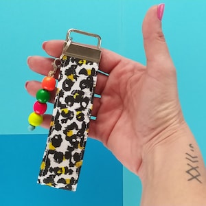 Llavero animal print de muñeca de tela.  Llavero de pulsera. Correa de muñeca. Llavero wristlet. Lanyard de tela para llaves  tarjetas.