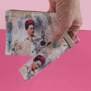 Bolso para monedas de tela con estampado de Frida Kahlo y cierre de cremallera. Lanyard de tela para llaves o asa de monedero. Portatodo.