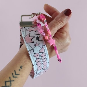 Llavero Think pink. Minilanyard de muñeca. Llavero feminista de tela y aro.  Llavero wristlet. Lanyard de tela para llaves y tarjetas.