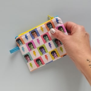 Portefeuille en tissu David Bowie avec fermeture zippée. Portefeuille Ziggy Stardust. Hommage à David Bowie.  Sac en tissu avec fermeture éclair.