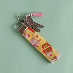 Llavero de pulsera cupcakes. Llavero de muñeca de tela.  Llavero wristlet. Lanyard de tela para llaves y tarjetas. Cupcakes Key chain