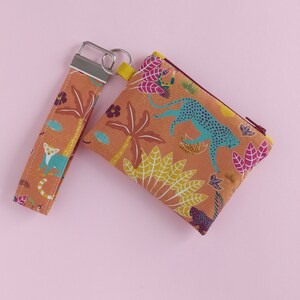 Monedero con asa y cierre de cremallera. Monedero estampado selva. Bolsa para llaves. Bolsa de mano colgante. Monedero de pulsera. Naranja.