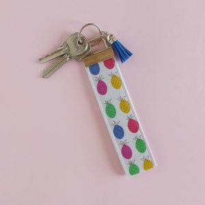 Llavero de piñas. Minilanyard de muñeca. Llavero de tela y aro.  Llavero wristlet. Lanyard de tela para llaves y tarjetas. Piñas de colores