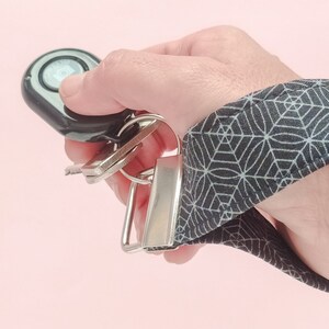 Llavero de pulsera con aro. Llavero de tela estampado telaraña sobre fondo negro. Lanyard tela para llaves y tarjetas. Goth Key chain
