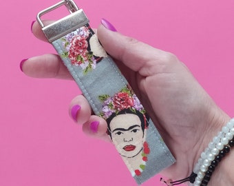 Frida Kahlo bracelet keychain. Fabric keychain with ring. Gray Frida Kahlo printed key lanyard. Frida Kahlo keyfob. keychain bracelet