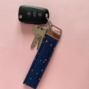 Lanyard para llaves y tarjetas de identificación estampado Universo de colores. Llavero con aro de seguridad para llaves. LLavero práctico.