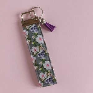 Llavero de pulsera calaveras y flores. Llavero de tela estampado gótico. Lanyard de tela para llaves y tarjetas. Goth Key chain