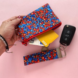 Monedero sencillo de tela floral azul y rojo, pequeña bolsa con cremallera para dinero efectivo. Tarjetero de tela. Bolsa pequeña multiusos.