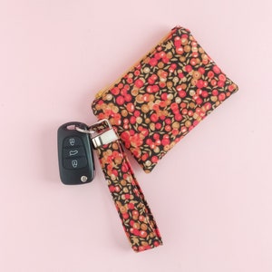 Monedero de tela floral colores cálidos. Mini lanyard para llaves. Organizador de bolso. Regalo de mujer de tela floral. Pack regalo mujer.
