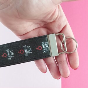 Llavero de pulsera negro logo girl power. Llavero de muñeca de tela.  Llavero wristlet. Lanyard de tela para llaves y tarjetas. Key chain