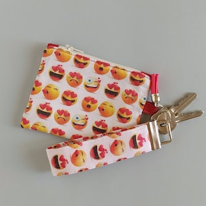 Bundle monedero y llavero smileys. Pack de regalo monedero de tela con aro y llavero. Bundle llavero de correa y bolsa multiusos good vibes.