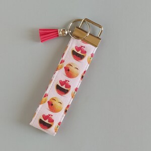Llavero de tela smiley . Minilanyard carita sonriente. Llavero de tela y aro emoji. Lanyard de tela para llaves y tarjetas emoticon feliz