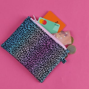 Monedero de tela con cremallera, tarjetero de mujer. Monedero animal print. Monedero brazalete de estampado animal print con cremallera