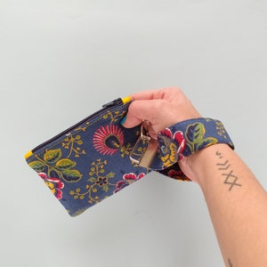 Monedero de tela floral. Mini lanyard para llaves. Organizador de bolso pequeño. complementos de mujer de tela estampado floral. pack regalo